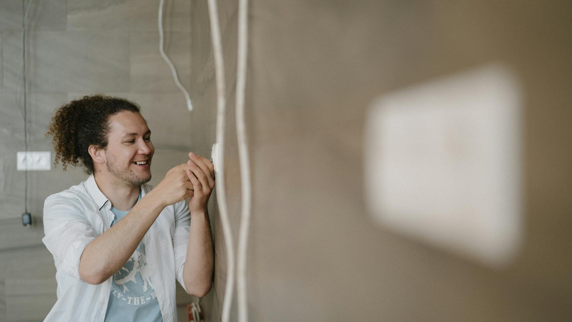 « J'ai vissé ce module derrière mon interrupteur » : sans fil neutre, tout ne marche pas comme prévu