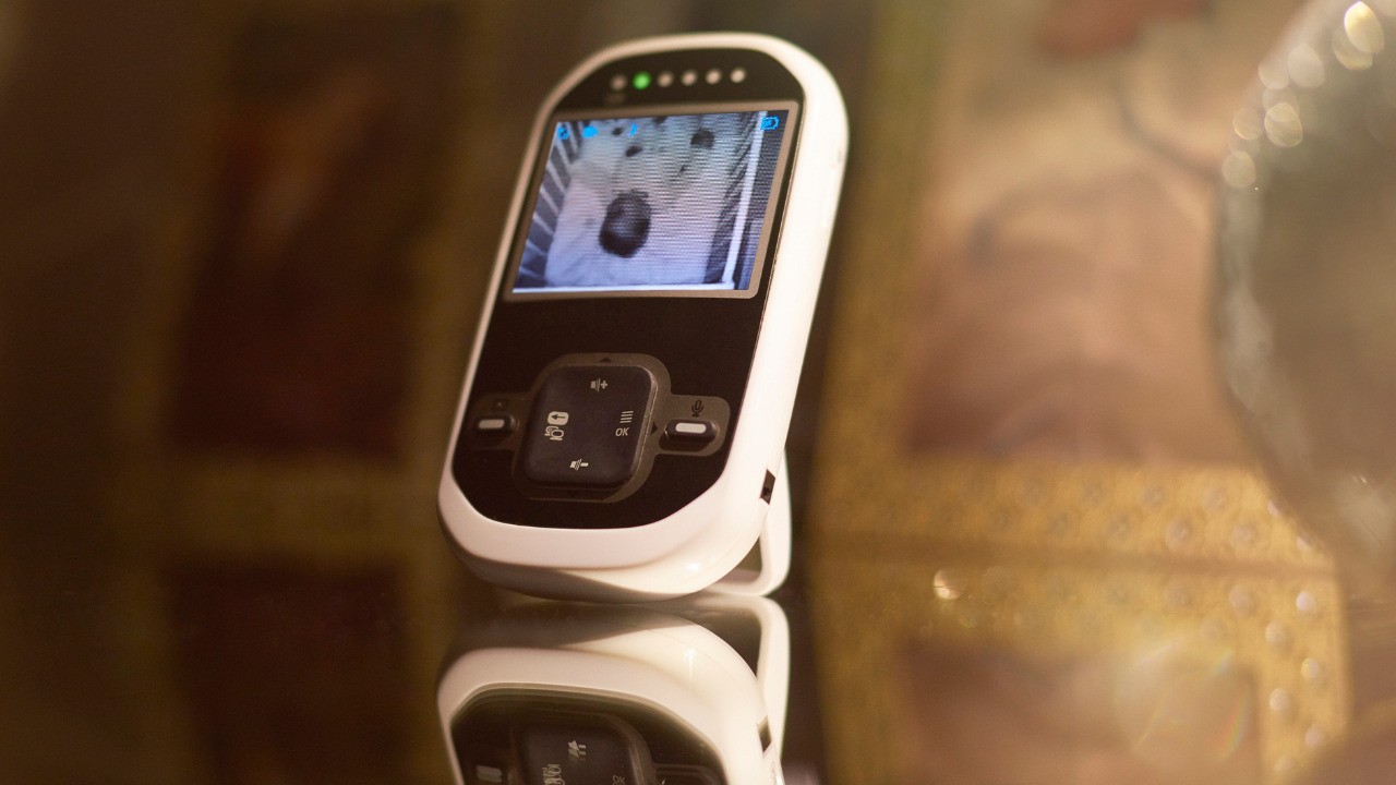 « Je pensais protéger mon bébé » : ce que j'ai découvert en vérifiant où partent les images de notre babyphone connecté