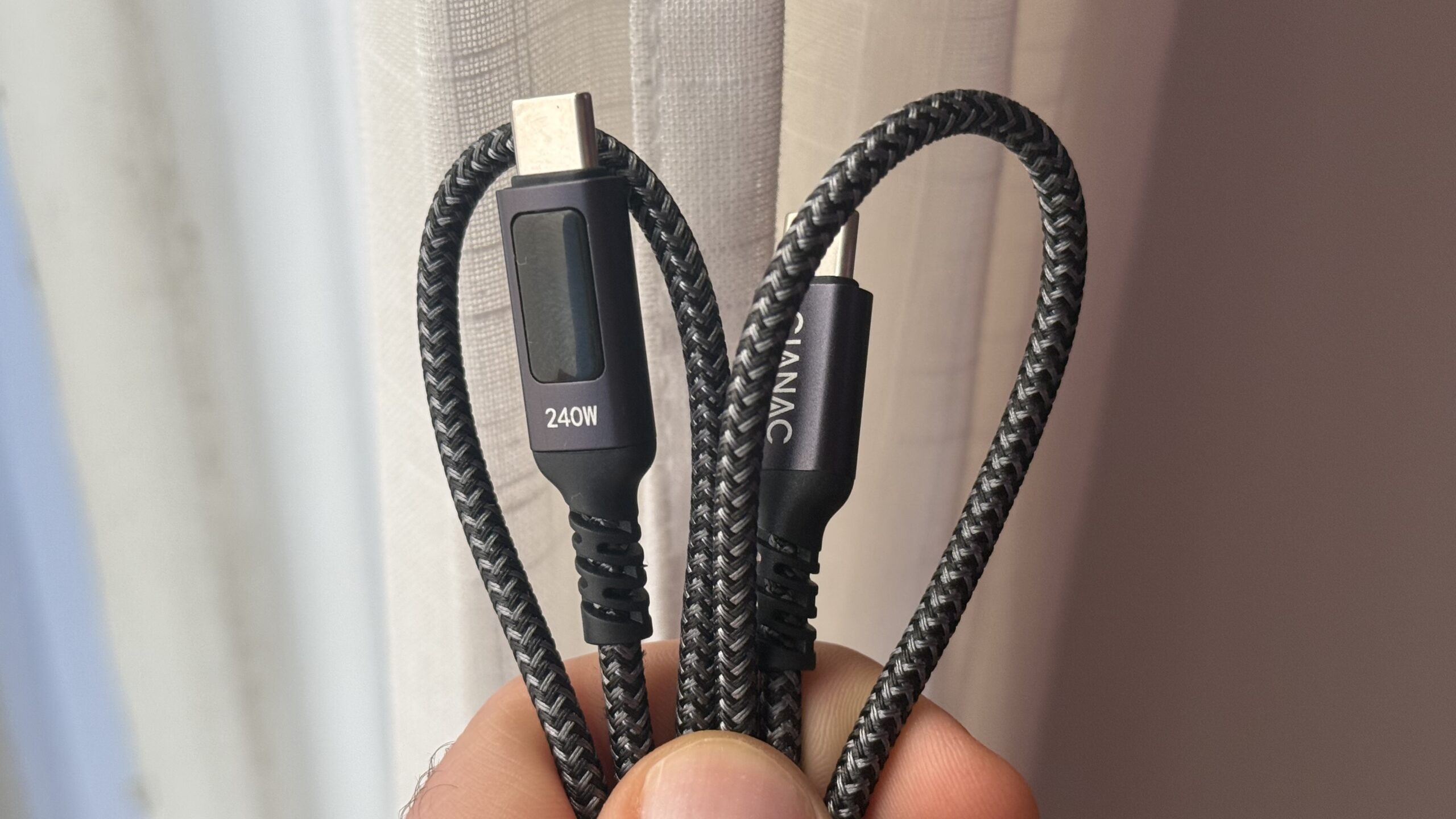 Un ingénieur a ouvert un câble USB-C à 8 € et y a trouvé ce qui manque à celui vendu quatre fois plus cher