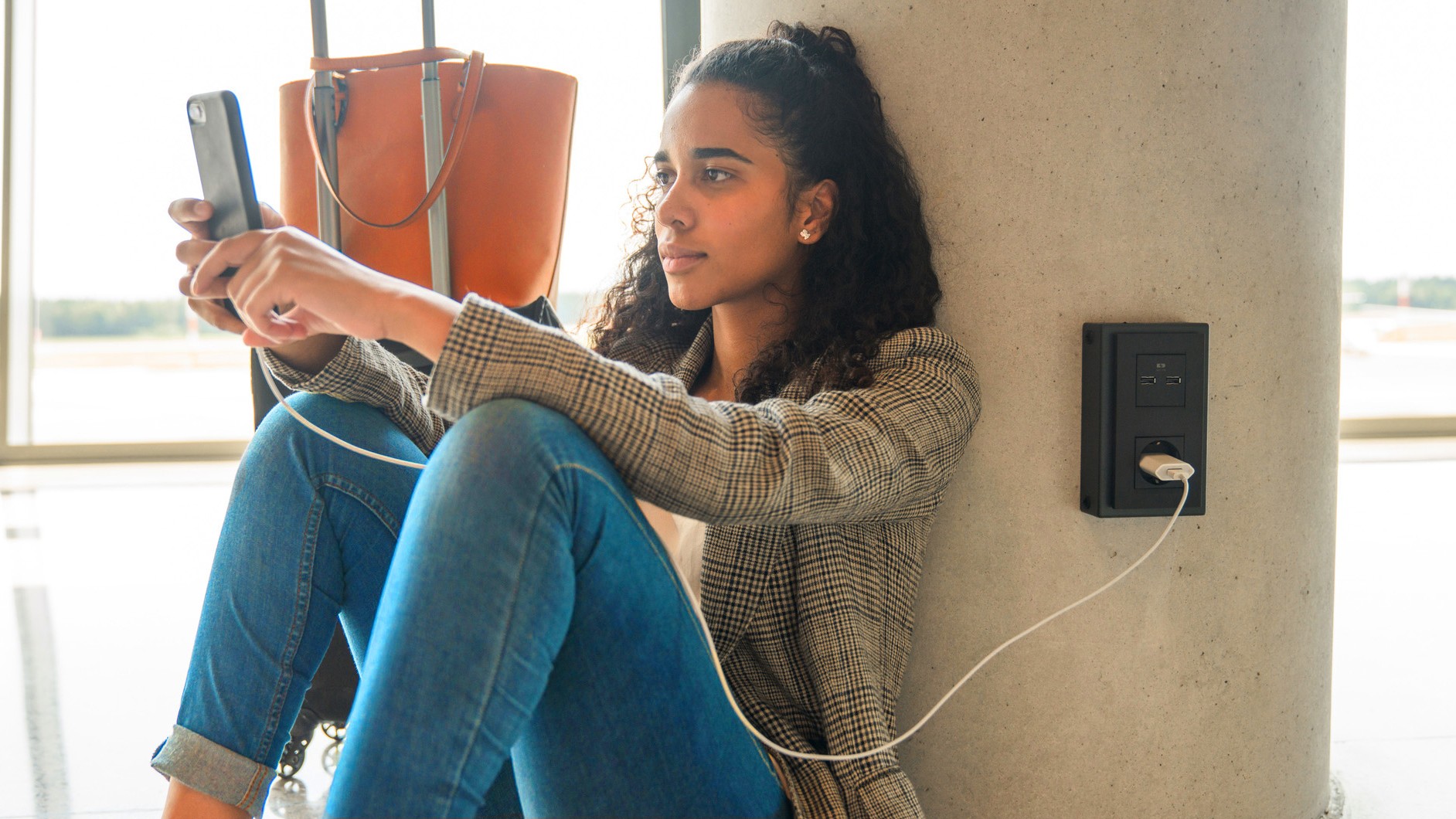 J'ai vérifié le trafic réseau de ma prise USB murale un soir où rien n'était branché : elle avait déjà ouvert une connexio...