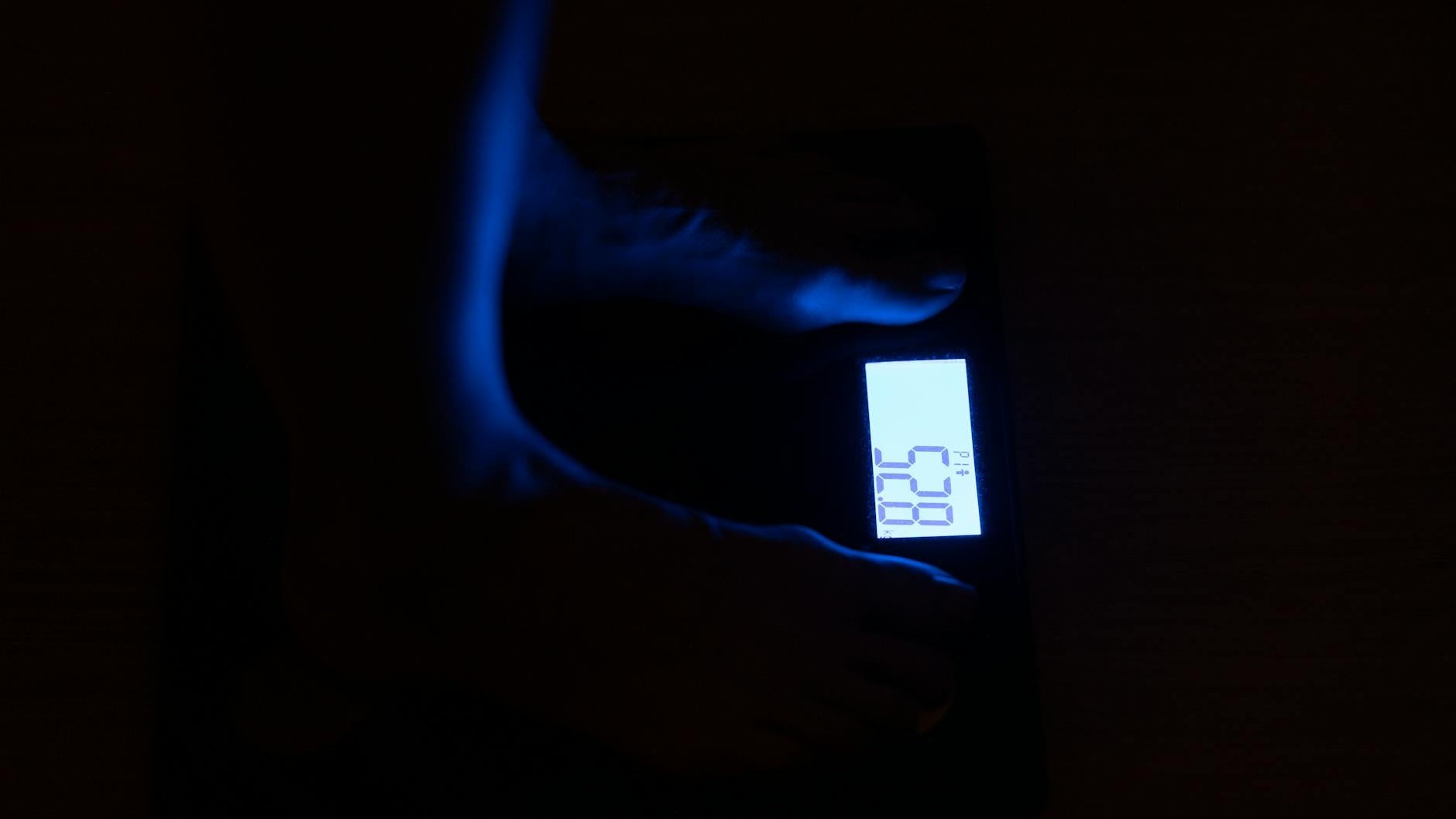 Je montais sur ma balance connectée chaque matin pieds nus : en ouvrant les paramètres, j'ai vu à qui elle envoyait mes do...