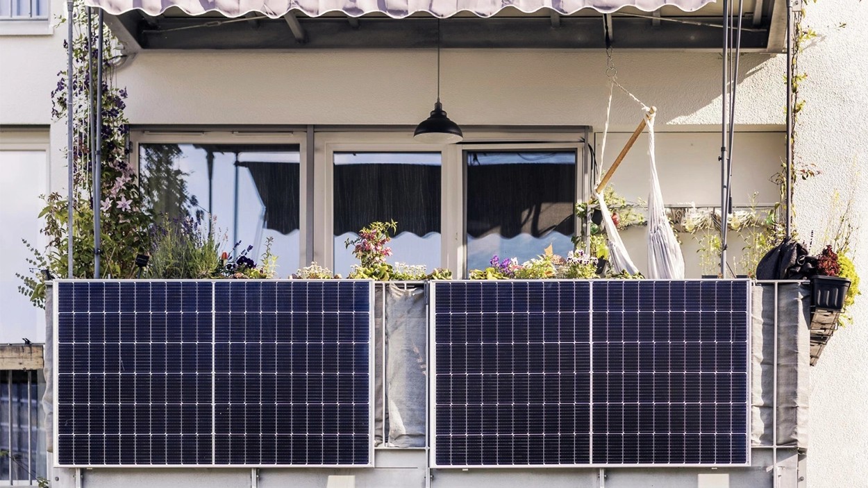 J'ai branché un panneau solaire plug-and-play sur une prise de ma maison : quand j'ai regardé ce que l'appli envoyait chaq...