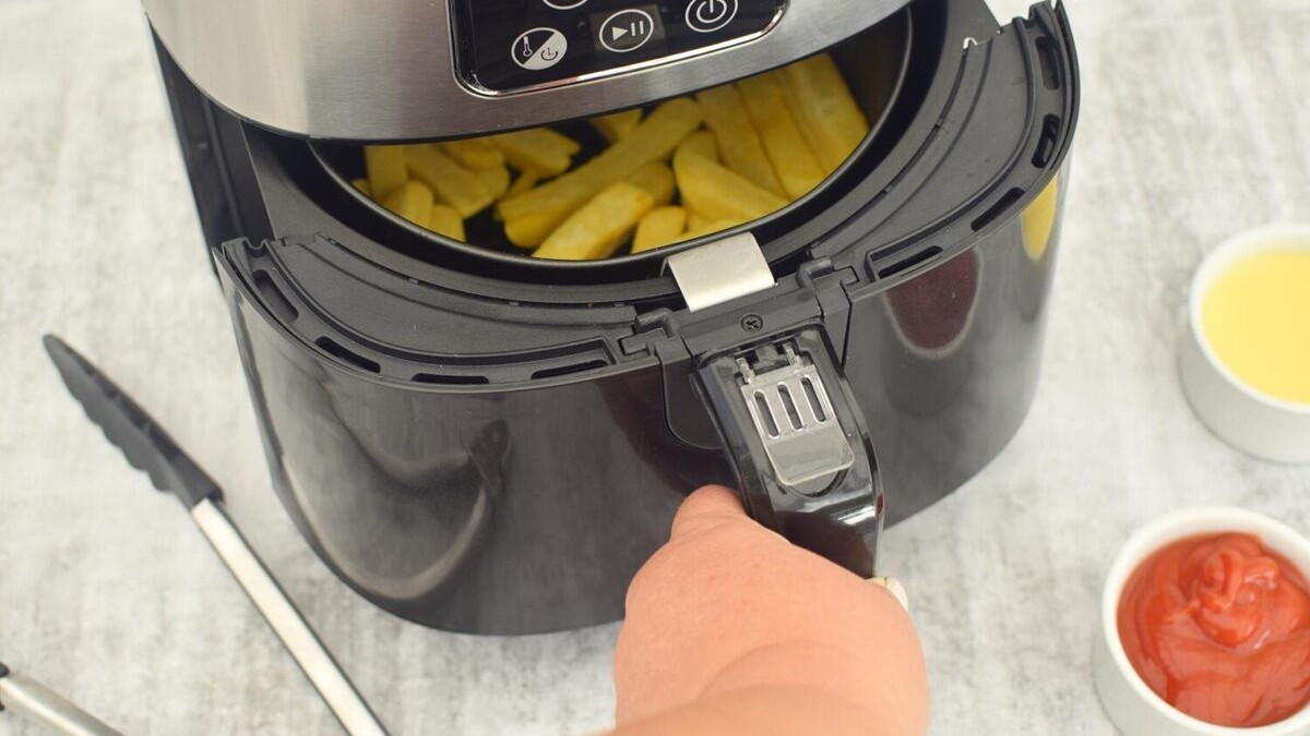 J'ai connecté mon Air Fryer au Wi-Fi pour la piloter depuis mon canapé : le jour où j'ai ouvert les réglages de l'appli, j...