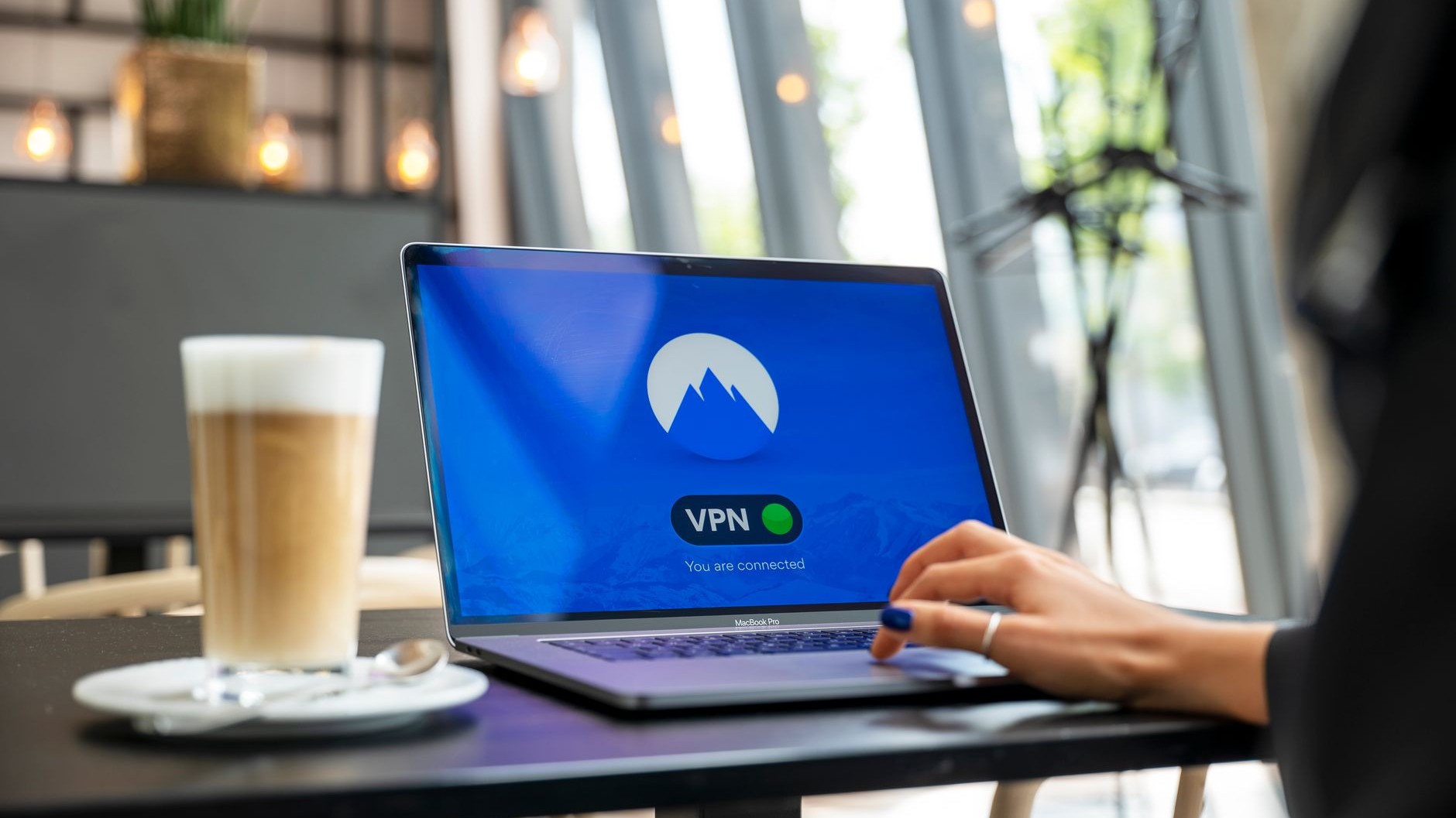 J'ai installé un babyphone Wi-Fi sans changer l'identifiant d'usine : le jour où j'ai tapé ma propre adresse sur un site p...