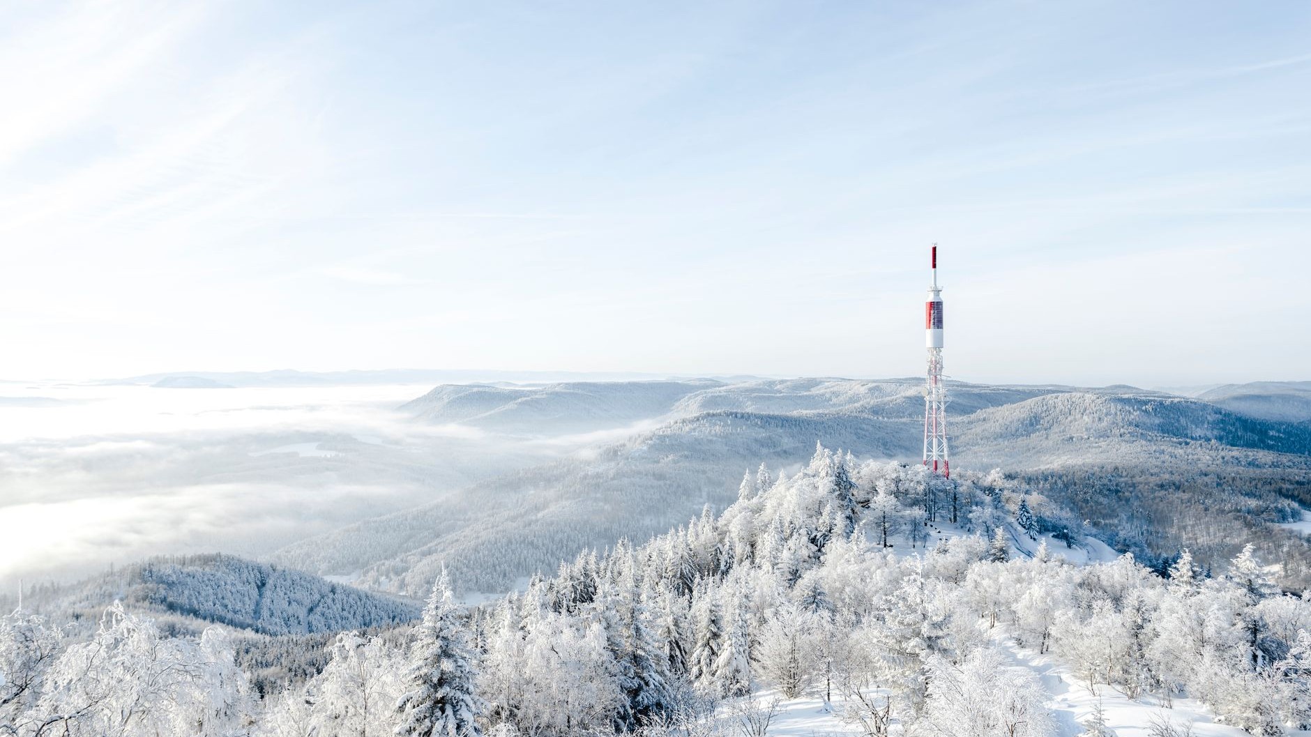 Fini la petite carte glissée dans le décodeur du salon : en 2026, le satellite parle une autre langue et les anciens boîti...