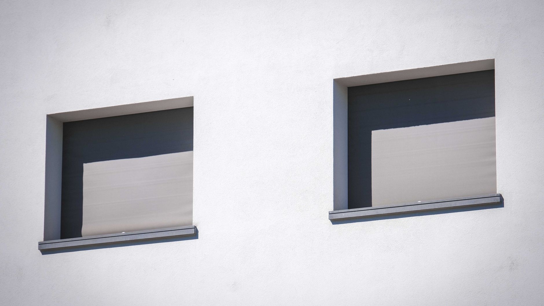 Fini les volets connectés qui restent figés dès que le fabricant a un souci : ce petit boîtier posé à côté de la box les f...