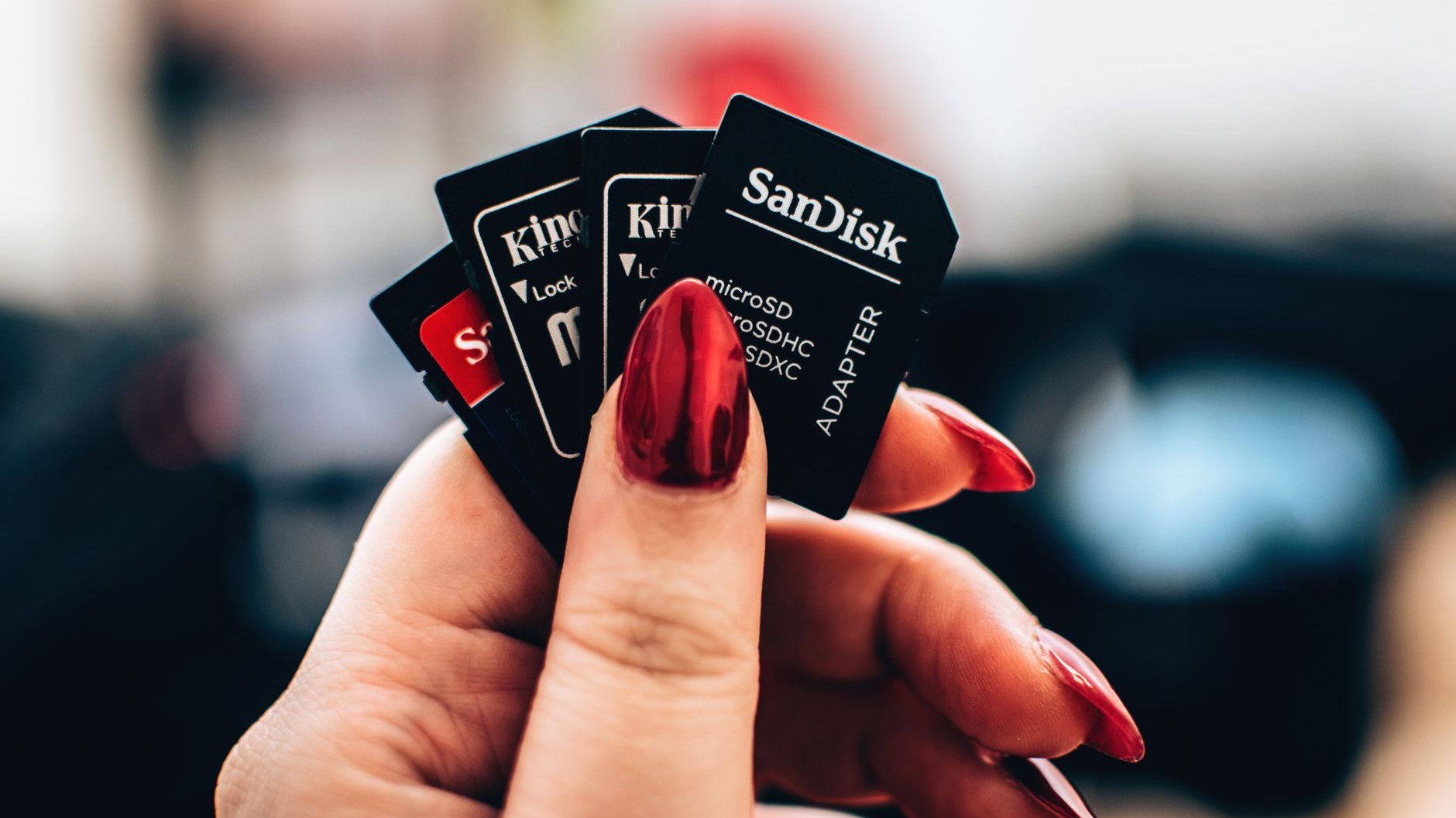 J'ai glissé une carte microSD à 12 euros dans ma caméra d'entrée juste pour garder les nuits : le matin de l'effraction, i...