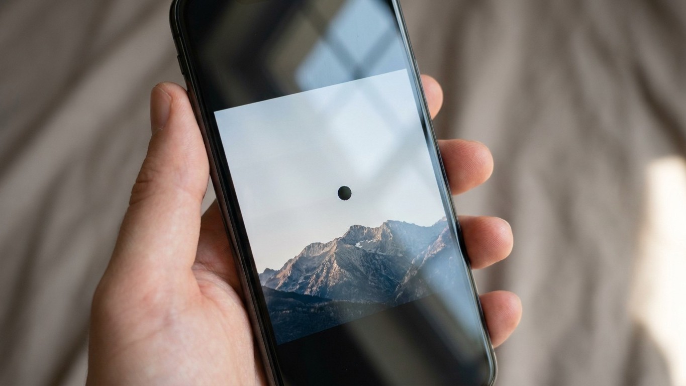 J'ai zoomé sur l'éclipse du 12 août avec le téléobjectif de mon smartphone juste pour cadrer le soleil : depuis, toutes me...