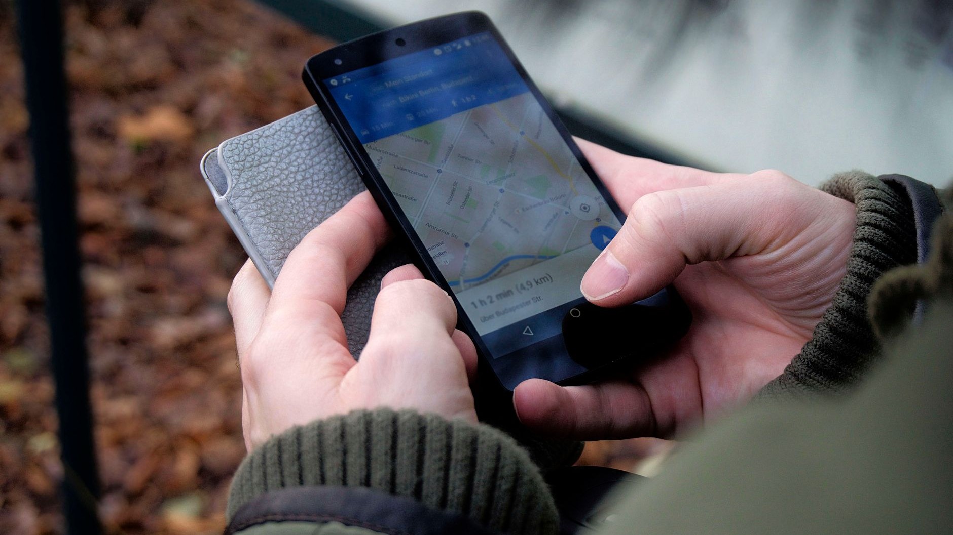 On s'obstine tous à équiper nos enfants d'un bracelet connecté pour les géolocaliser, alors que cette loi de 2018 impose d...