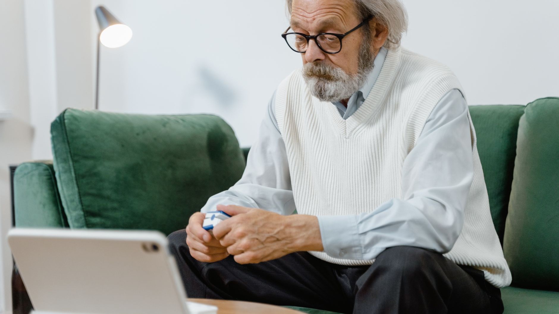 On s'obstine tous à tester le bouton d'appel du bracelet de téléassistance, alors que c'est cette mention écrite sous le b...