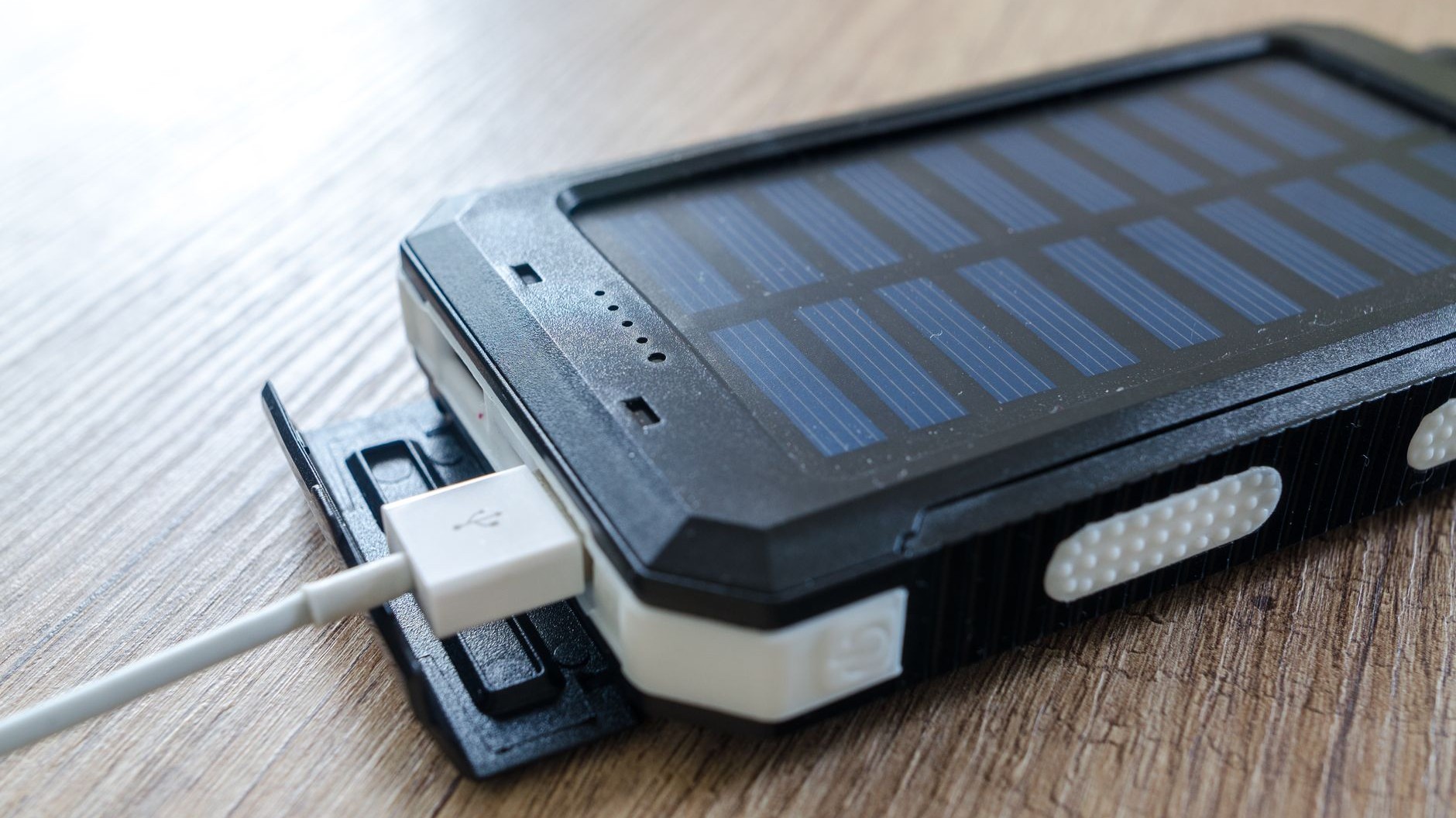 On s’obstine tous à acheter des chargeurs solaires à régulateur PWM, alors que c’est ce petit composant à l’intérieur qui ...